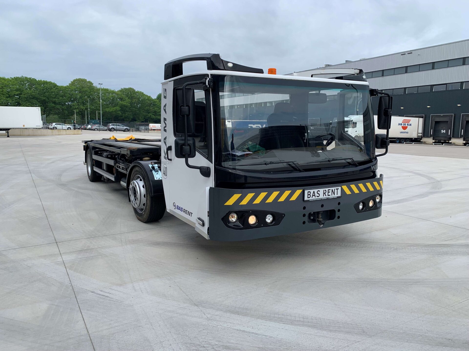 Een wagen die buiten op de parkeerplaats staat om gebruikt te worden voor de chauffeurs trainingen van Training Academy Uden.